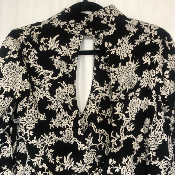Flynn Skye Leah Keyhole Choker Neck Long Sleeve Blouse Black Floral size Small - Picture 7 of 13